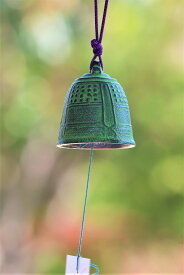 南部鉄器 鉄 風鈴 釣鐘(中) 南部鉄 鈴 おしゃれ オシャレ かわいい 可愛い 音色 の 良い 風鈴 いい音 音 美しい音色 癒し 伝統工芸 鉄 ギフト 贈り物 プレゼント 涼 涼しい 清涼 リラックス 癒しグッズ 癒し インテリア雑貨 インテリア 及春 日本製 国産 南部鉄 お土産