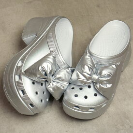 【限定モデル】クロックス crocs レディース サンダル サイレン メタリック ボウ クロッグ （210050-0P1 SS24） Siren Metallic Bow Clog 厚底サンダル リボン Silver-Metallic