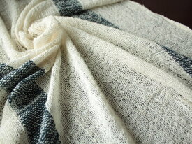 綿生地　品番　X-0/NWBK(707) 幅60cm (手紡ぎ、手織りの布)生成りに濃紺の縦ラインが入った甘い織りの柔らかい生地。ショールなどに適しています。【サワンナケートの布】ナチュラル素材です。ハンドメイドにどうぞ。