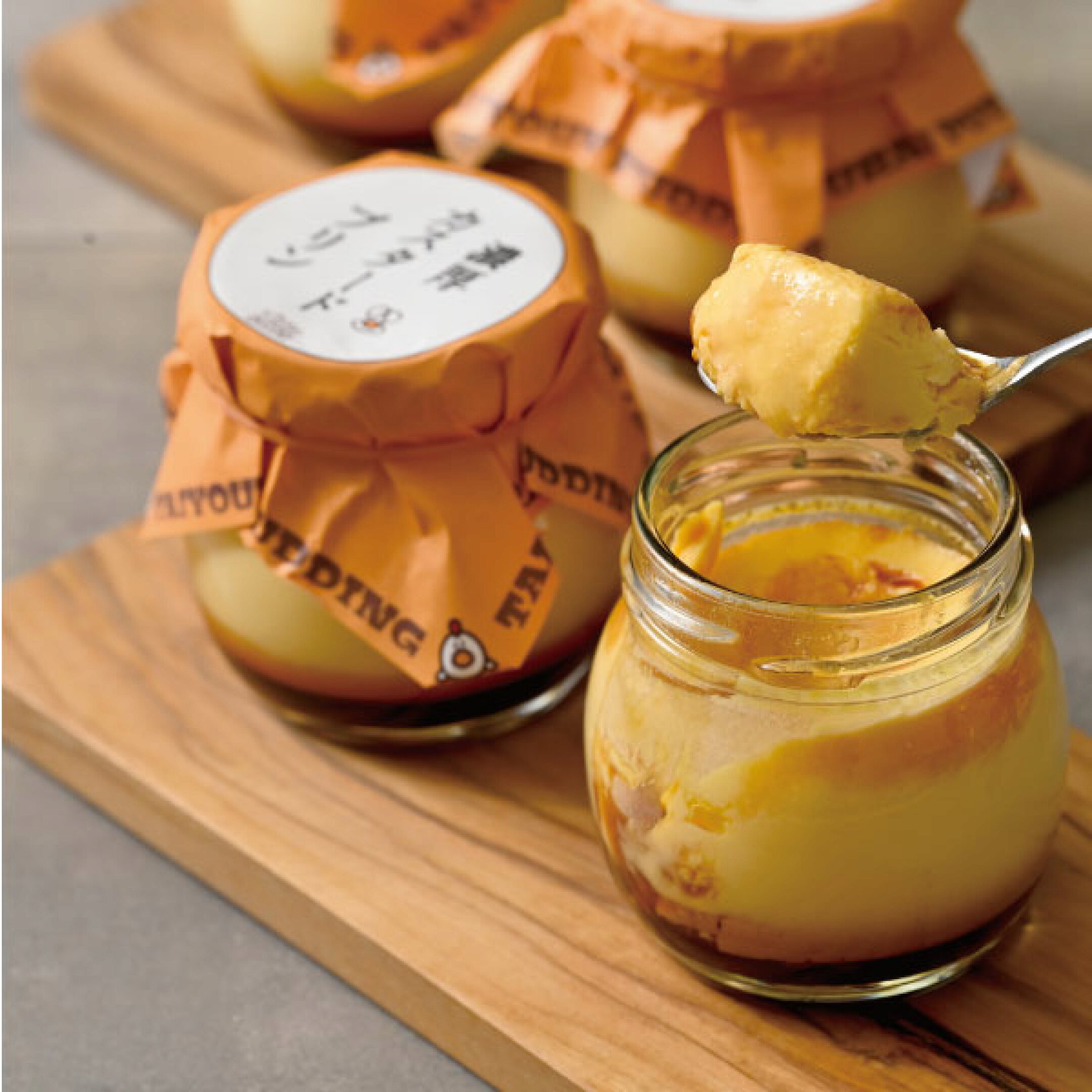 昔ながらのシンプルなスタイルを保ちながら、徹底的に温度や製法にこだわって研究して生まれた令和のクラシックプリンです。是非お皿に出してお召し上がりください。