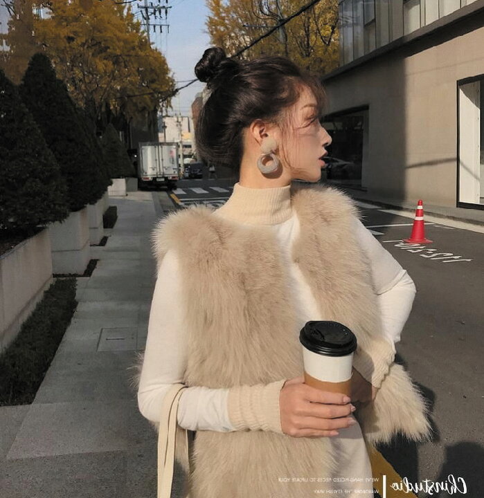 楽天市場 フェイクファー ベスト 高級 レディース 羽織 秋 冬 ファーベスト ボリューム感 レディース コート アウター 秋冬 ジャケット 毛皮 ベスト ジレ 保温性 リアルファー ベスト 前開き 韓国風 ファージャケット 上着 暖かい 防寒 結婚式 もこもこ ふわふわ