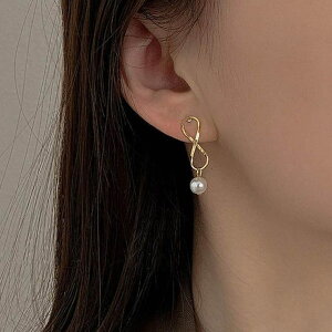 maison de LATIR シンプルで上品な8の字パールピアス ゴールド 女性らしい キレイめ 韓国ファッション 秋 セクシー 秋服 韓国 ホーム オフィス結婚式 フォーマル オフィス 秋 韓国ファッショ