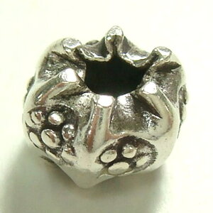YUKATANゆかたん シルバーパーツ1個で1セット 直径7.3mmタイプで小さなお花のような模様の小さいシルバー925製の果物のようなかぼちゃのような形のビーズ1個売り ビーズ アクセサリー