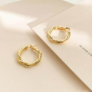 maison de LATIR サークルデザインの大人なピアス ツイスト 女性らしい 華奢 シンプル韓国ファッション 秋 セクシー 秋服 韓国 量産型 ホーム オフィス結婚式 フォーマル オフィス 秋 韓国フ