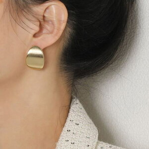 maison de LATIR メタリックな質感がお洒落なラウンドプレートピアス 上品 シンプル ゴールドカラー シルバーカラー 韓国ファッション 秋 セクシー 秋服 韓国 ホーム オフィス結婚式 フォーマル