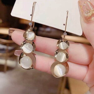 maison de LATIR エレガントな3連オパールピアス 華やか おしゃれ 上品 輝き キレイめ 韓国ファッション 秋 セクシー 秋服 韓国 量産型 ホーム オフィス結婚式 フォーマル オフィス 秋 韓国フ