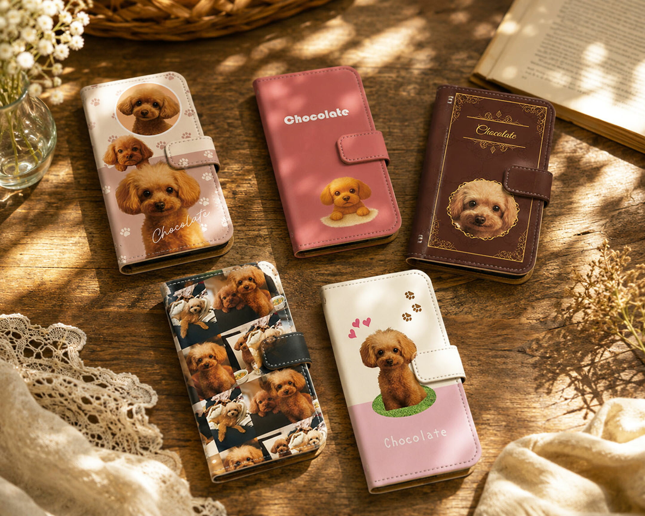 全機種対応、愛犬の写真で作るshopTiara（ショップティアラ）の手帳型オーダーメイドスマホケース。木目のテーブルに並んだ5種類のトイプードル柄デザイン（写真コラージュ、アンティーク風など）。世界に一つだけのケースを届ける当店のトップページ看板画像です