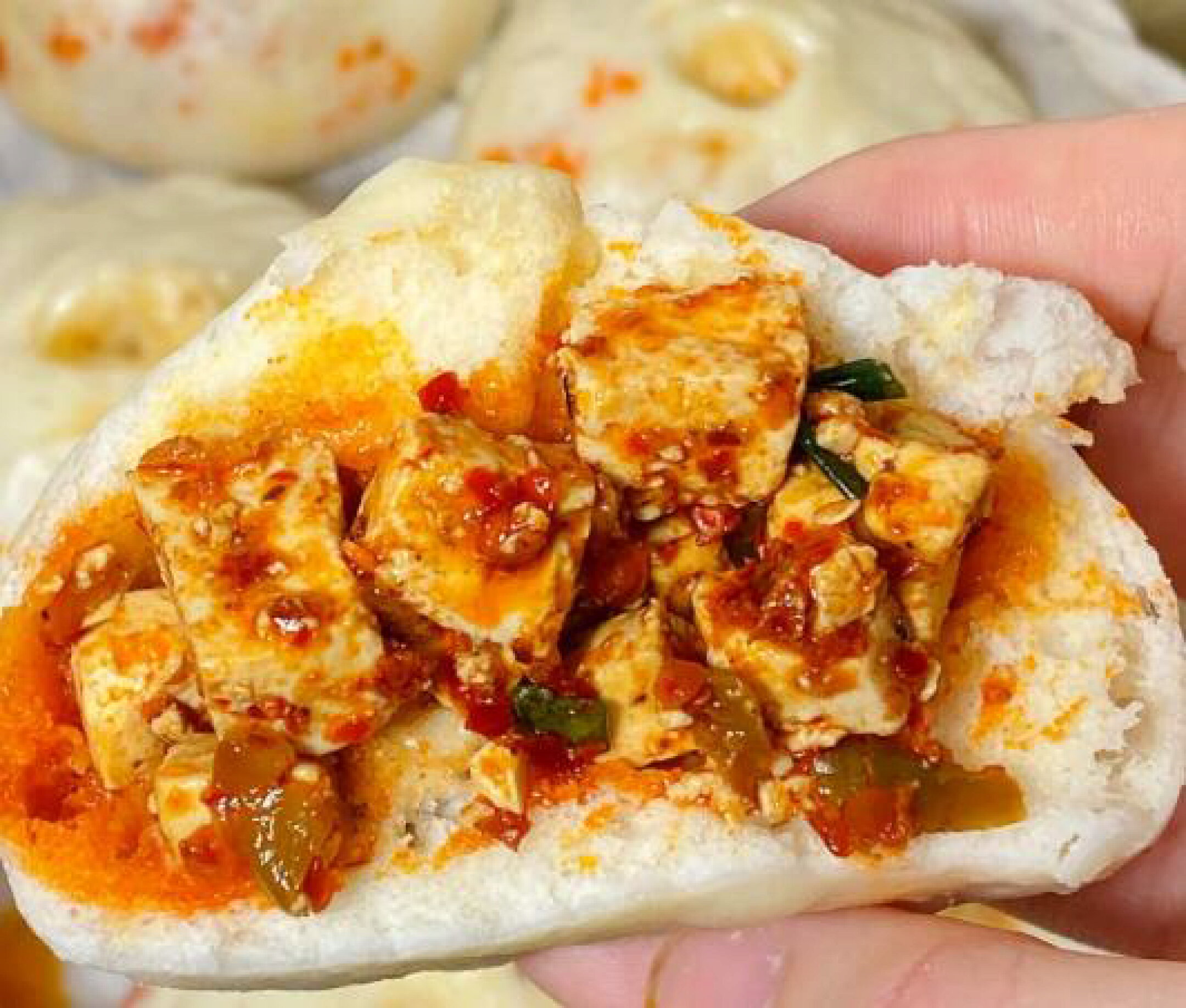 「章記点心」の豆腐ザーサイまんは、独特な風味と食感が楽しめる中華肉まんです。豆腐とザーサイの組み合わせが絶妙で、豊かな味わいを引き出しています。小麦粉を使用した生地はふんわりとした食感で、具材の旨味をしっかりと包み込みます。