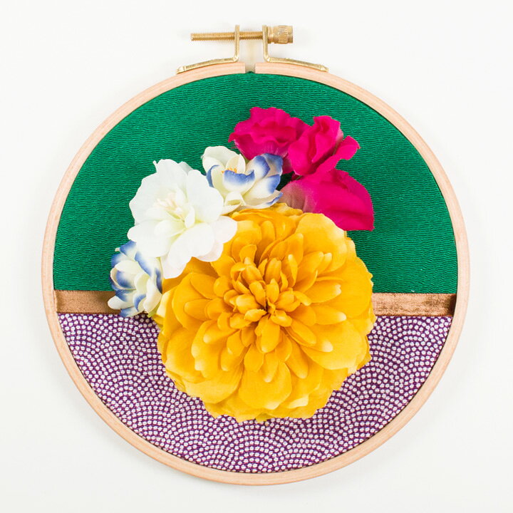 楽天市場 フラワーアレンジキット カレイドフレーム からし和花 リース 直径15 5cm 布花 アレンジメント キット フレーム 刺しゅう枠 刺繍枠 サンセイ 花の子 造花 和風 迎春 新春 手芸材料の通信販売 シュゲール