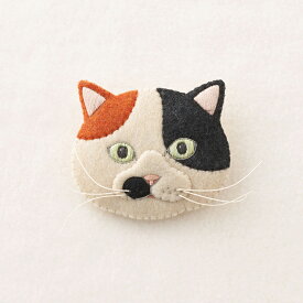 フェルトと刺繍でつくる 猫のブローチ キット ミケ NSB-1 | フェルトキット フェルト刺繍キット ねこ 猫 ネコ 三毛猫 みけ サンフェルト