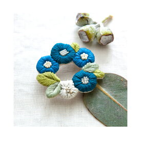 刺繍 キット piece K.omonoさんの刺しゅうアクセサリーキット fioret wreath brooch blue ボタニカル 植物 お花のブローチ
