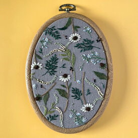 mutsumi ufu さんの刺繍キット レトロボタニカルなフレームアート 日向に咲き揃う ブルーグレー PHC-097-2 | 刺しゅう キット piece mutsumi ufu レトロボタニカルなフレームアート 宇夫睦美 うふむつみ