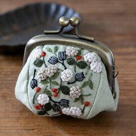 mutsumi ufu さんの刺繍キット レトロボタニカルなぷっくりがま口 そよ風グリーン PHC-098-1 | 刺しゅう キット piece mutsumi ufu レトロボタニカルなぷっくりガマグチ 宇夫睦美 うふむつみ