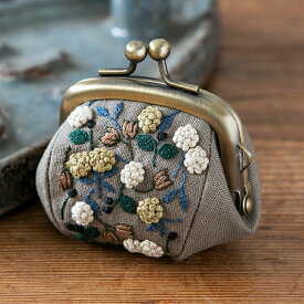 mutsumi ufu さんの刺繍キット レトロボタニカルなぷっくりがま口 ほっこりブラウン PHC-098-2 | 刺しゅう キット piece mutsumi ufu レトロボタニカルなぷっくりガマグチ 宇夫睦美 うふむつみ