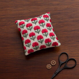 刺しゅうキット 「地刺し」で作る布小物 四角いピンクッション・赤いアザミの花 手芸キット ししゅう 刺繍 shishu　NO_2311　(メール便不可)