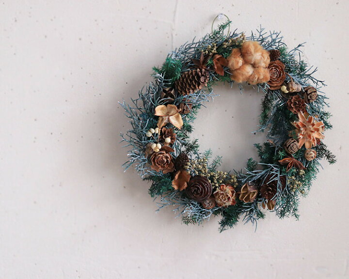 楽天市場 冬のブルーリース プリザーブドフラワー クリスマスリース 木の実 Xmas 誕生日 ナチュラル ディスプレイ インテリア プレゼント シンプル クリスマス飾り 北欧風 ドライフラワー雑貨 花七曜