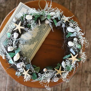 【1点もの ・ 玄関ドアOK♪】貝殻とシーグラスの夏色リース C / 夏 玄関 ドア用リース フラワーリース 北欧インテリア 開店祝い プレゼント 誕生日 ギフト グリーン ナチュラル かわいい ボタ