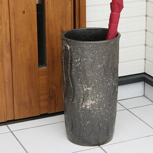 【11月1日開始11%OFFクーポン】信楽焼 和風 おしゃれ 傘立て 陶器 かさたて 傘入れ アンブレラスタンド 壷 しがらき カサタテ 玄関 インテリア 玄関 花器 花瓶 黒波彫り傘立て kt-0323