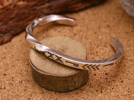 インディアンジュエリー ナバホ族 Bruce Morgan （ ブルース・モーガン ） 作 スタンプワーク バングル 矢じり ねじり ツイスト ネイティブ アメリカン シルバー 925 アクセサリー ジュエリー レディース メンズ ユニセックス ギフト プレゼント ペア
