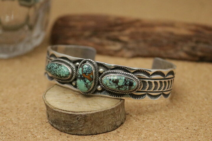 楽天市場 インディアンジュエリー ナバホ族 Joey Allen ジョーイ アレン 作 3グリーンターコイズ付 スタンプワーク バングル インディアンジュエリー Silver501 楽天市場 インディアンジュエリー ナバホ族 Joey Allen ジョーイ アレン 作 3グリーンターコイズ付 スタンプワーク バングル インディアンジュエリー Silver501