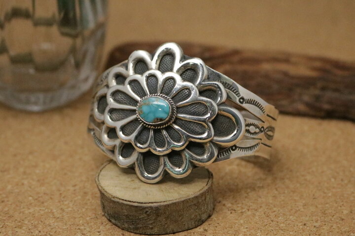 楽天市場 インディアンジュエリー ナバホ族 ブルーターコイズ付 フラワーモチーフ バングル インディアンジュエリー Silver501 楽天市場 インディアンジュエリー ナバホ族 ブルーターコイズ付 フラワーモチーフ バングル インディアンジュエリー Silver501