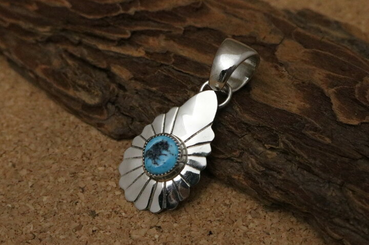 楽天市場 インディアンジュエリー ナバホ族 しずく型 ターコイズ ペンダントトップ ネイティブ アメリカン シルバー 925 アクセサリー ジュエリー ネックレス レディース メンズ ユニセックス ギフト プレゼント インディアンジュエリー Silver501 楽天市場 インディアンジュエリー ナバホ族 しずく型 ターコイズ ペンダントトップ ネイティブ アメリカン シルバー 925 アクセサリー ジュエリー ネックレス レディース メンズ ユニセックス ギフト プレゼント インディアンジュエリー Silver501