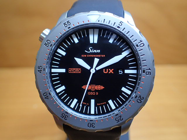 ジン 腕時計 SINN UX.GSG9最悪の状況下でも完璧な視認性を維持し、出撃用計測機器EZM2の進化形モデルがUXです  お手続き簡単な分割払いも承ります。月づきのお支払い途中で一括返済することも出来ますのでご安心ください。 | Sinn腕時計の専門店
