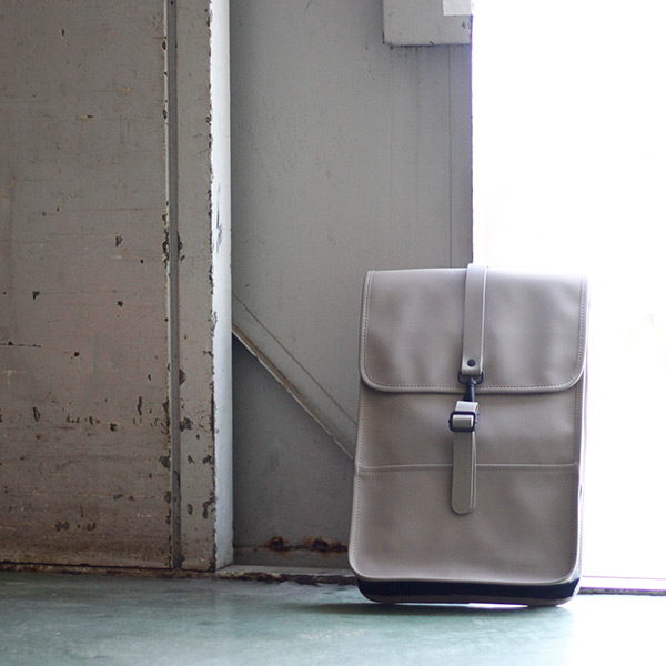 RAINS Backpack Mini レインズ バックパックミニ（撥水リュックサック 防水バッグ 止水ファスナー A4 PC収納 普段使い  フォーマル シンプル ミニマル デンマーク 男女兼用 2022年モデル ギフト) | シゼム楽天市場支店