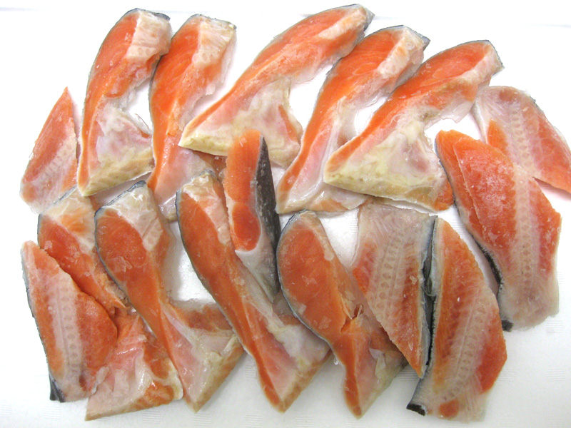 ちょっと 贅沢な プレミアム サーモンの切り落とし800ｇ入り 袋入り 鳥取県境港産 優れた品質 甘塩銀鮭のあら800ｇ 超安い品質