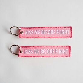フライトタグ クルータグ ピンク Kiss Me Before Flight 旅行用品 旅行グッズ 飛行機グッズ 航空雑貨 エアライン雑貨 刺繍タグ