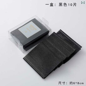 ネットの 赤い 少女の 前髪は くっつきます。