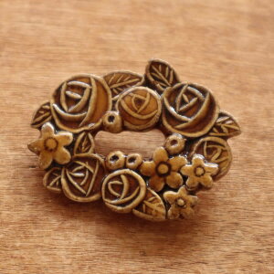 TOMI-kobo 陶器 ブローチ お花のリース ブラウン ジュエリー ハンドメイド アクセサリー レディース おしゃれ かわいい 母の日 オケージョン 入学式 入園式 【メール便対象品】