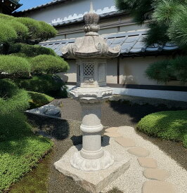 【重量物商品】【営業所止め】春日灯篭（5尺・岡崎型）【錆び石】日本庭園の定番商品！！和風を彩る必須アイテム！！【日本庭園】【春日灯篭】【坪庭】【玉砂利】【灯篭】【石灯篭】