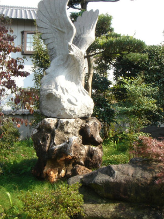 楽天市場】鷹の石彫刻品【BIGサイズ】自然石の台付きです。 迫力の 
