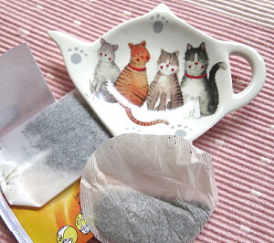 英国直輸入!さあ、お茶にしましょう!かわいいキャットのティートレイ!四匹の猫の小さなティーカップ型のお皿アクセントになる陶器皿インテリア利用も素敵!ティーバッグを載せたり