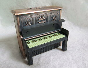 ★アンティークな鉛筆削り♪インテリアに!ギフトにも♪★懐かしいアップライトピアノ♪本物そっくりでおしゃれ!鍵盤のフタが開くよ!ペンシルシャープナー