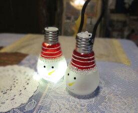 雪だるまのガラスランプ淡いLEDライトのデコレーション電球型フックで掛ける卓上ランプロマンチックなお家クリスマス！スノーマンの微笑み赤の透明ガラスで高級感たっぷり！