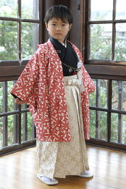マラソン☆最大1000円クーポン配布中☆8/11 1:59まで 七五三 着物 男の子 5歳 着物セット 袴セット 五歳 販売 ブランド 紅一点 日本製 正絹（絹100％）【羽織 ・着物 ・長襦袢 ・袴 ・角帯 ・短剣 ・羽織留 ・お守り・草履（雪駄）】