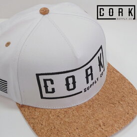 CORK SUPPLY CO コルクサプライ LOGO SNAPBACK ロゴ スナップバック WHITE ホワイト CAP キャップ 帽子 フラットバイザー メンズ レディース スノボ スノーボード
