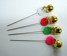 鈴付待針　20本入り　針長：40mm全長50mm　太さ：0.53mm　鈴直径約10mmピンク6本・白6本・黄緑4本・オレンジ4本　手芸縫製　洋裁　裁断　洋服　お直し　ハンドメイドパッチワーク　キルト　鈴付き　鈴つき　音　安心　安全