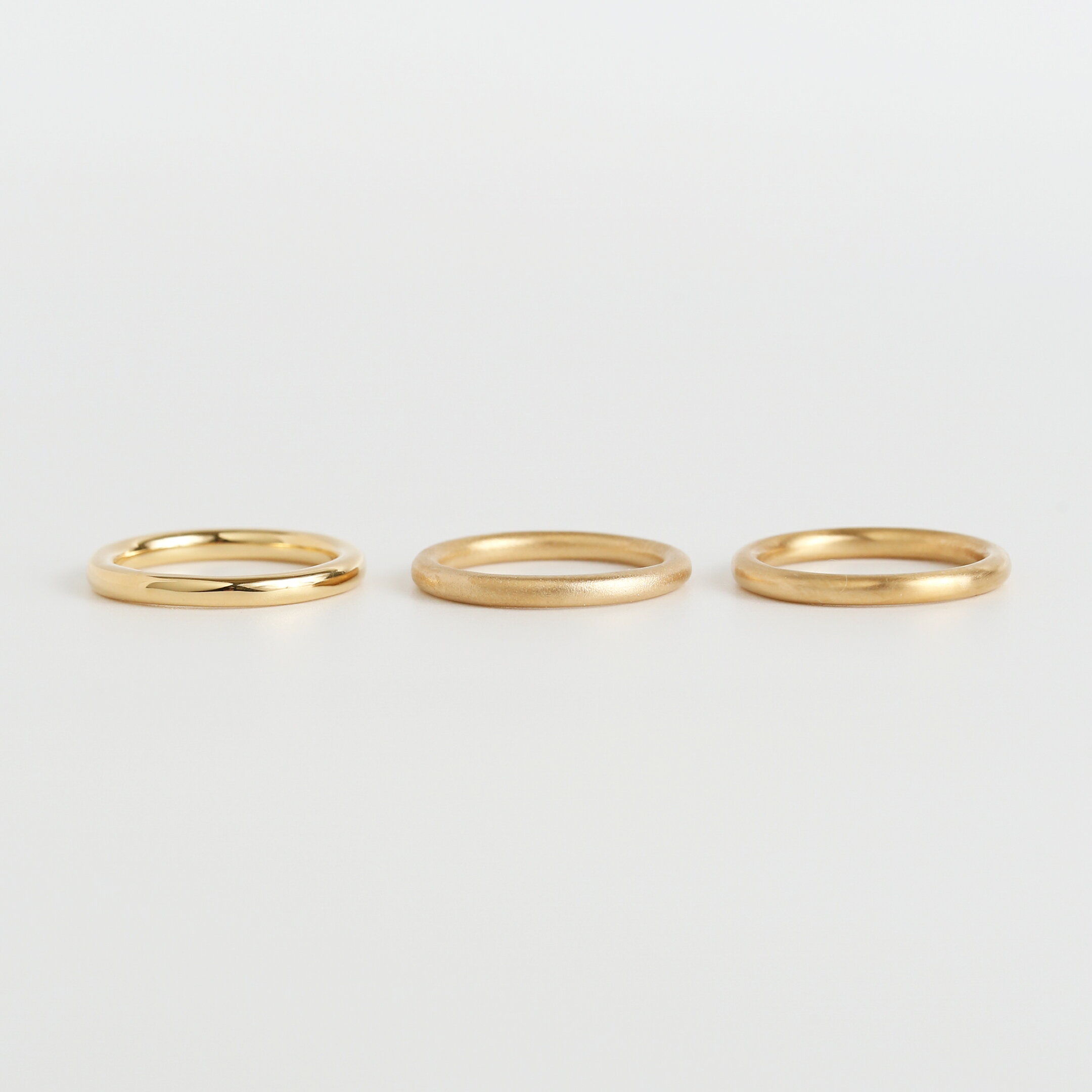 左から鏡面仕上げ、ホーニング仕上げ、サティーナ仕上げ