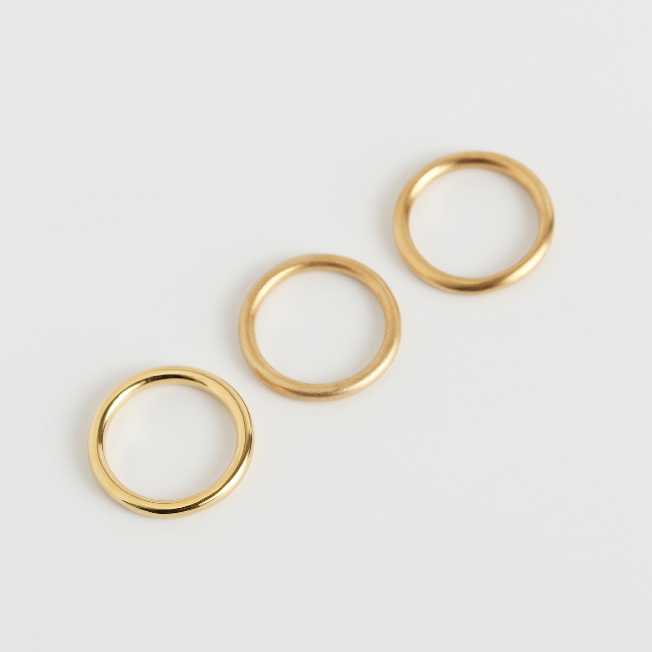 左から鏡面仕上げ、ホーニング仕上げ、サティーナ仕上げ