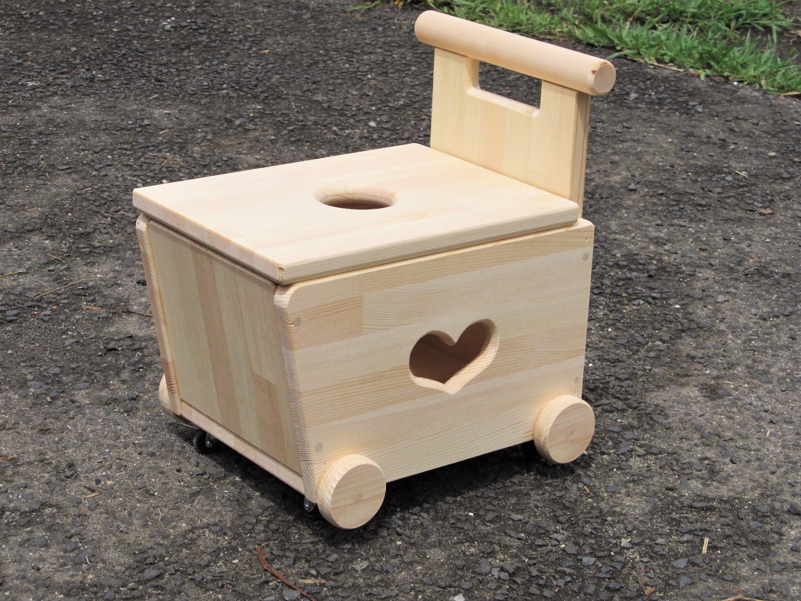 おもちゃも運べて蓋の上にも座れます 爆安 手作り木製 蓋付手押し車-２型 賜物 おもちゃも運べて座れる