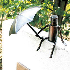 【門柱　装飾】【アクセサリー】 表札に健気に傘をさす門壁の飾り 「森の番人」 銅クラフトで作るユニークな人形【送料無料】　　　梅雨