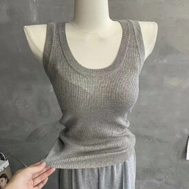 レディース トップス インナー タンクトップ 袖なし ノースリーブ Uネック 襟なし ノーカラー タイト スリム 細身 スマート リブ シンプル カジュアル 上品 おしゃれ こなれ感 ベーシック 無地 春 夏 学生 学校 通学 お出かけ イベント 旅行 公園 休日 ショッピング