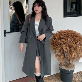 アウター コート ミディアム丈コート 長袖 襟付き ポケット 前開き ダブルボタン かわいい 可愛い 大人可愛い きれいめ シンプル 上品 レトロ おしゃれ かっこいい カジュアル レトロ こなれ感 個性的 主役級 存在感 抜け感 春 秋 ベーシック ナチュラル クール 無地
