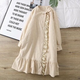 アウター コート 長袖 ラウンドネック 前開き ボタン フリル リボン ミディアム丈 中綿 かわいい 可愛い 大人可愛い きれいめ シンプル 上品 レトロ おしゃれ かっこいい カジュアル こなれ感 個性的 主役級 存在感 抜け感 秋 冬 ベーシック ナチュラル フェミニン