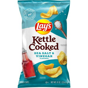 ���C�Y �P�g������ �V�[�\���g���r�l�K�[�����|�e�g�`�b�v�X 226.8g Lay's Kettle Cooked Sea Salt & Vinegar Flavored Potato Chips, 8 oz bag Lays �y�����񂹏��i�z