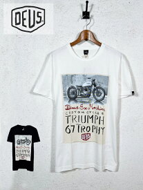 DEUS EX MACHINA(デウスエクスマキナ) TRIUMPH TROPHY (DMW41808F) メンズ トップス Tシャツ 半袖 ロゴ バイカー サーフ カジュアル ロゴ プリント ブラック 黒 ホワイト 白 春夏