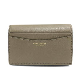 【GW・母の日ギフト直前お買得セール☆全品7％OFFクーポン☆30日迄☆全品新品】MARC JACOBS マークジェイコブス S174L03FA22 055 ザ スモール バイフォールド ウォレットスモールレザー「SLIM 84」CEMENTグレージュ系